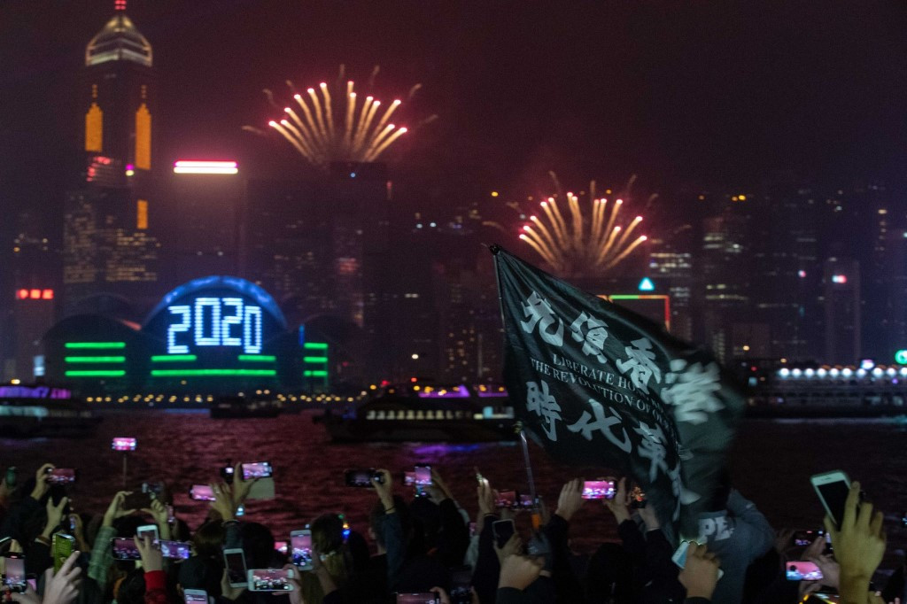 Fotó: AFP / EyePress News Hongkongban tovább folytatódtak a tüntetések, ahol a tüntetők felgyújtották az úttorlaszokat, a rendőrség pedig könnygázt, paprikasprayt és vízágyút vetett be szilveszter éjjel és az újév első óráiban