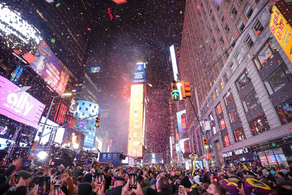 Fotó: AFP / William Volcov New Yorkban hatalmas tömeg gyűlt össze a Times Square-en, ahol több mint 1,3 tonnányi konfettieső hullott az ünneplőkre
