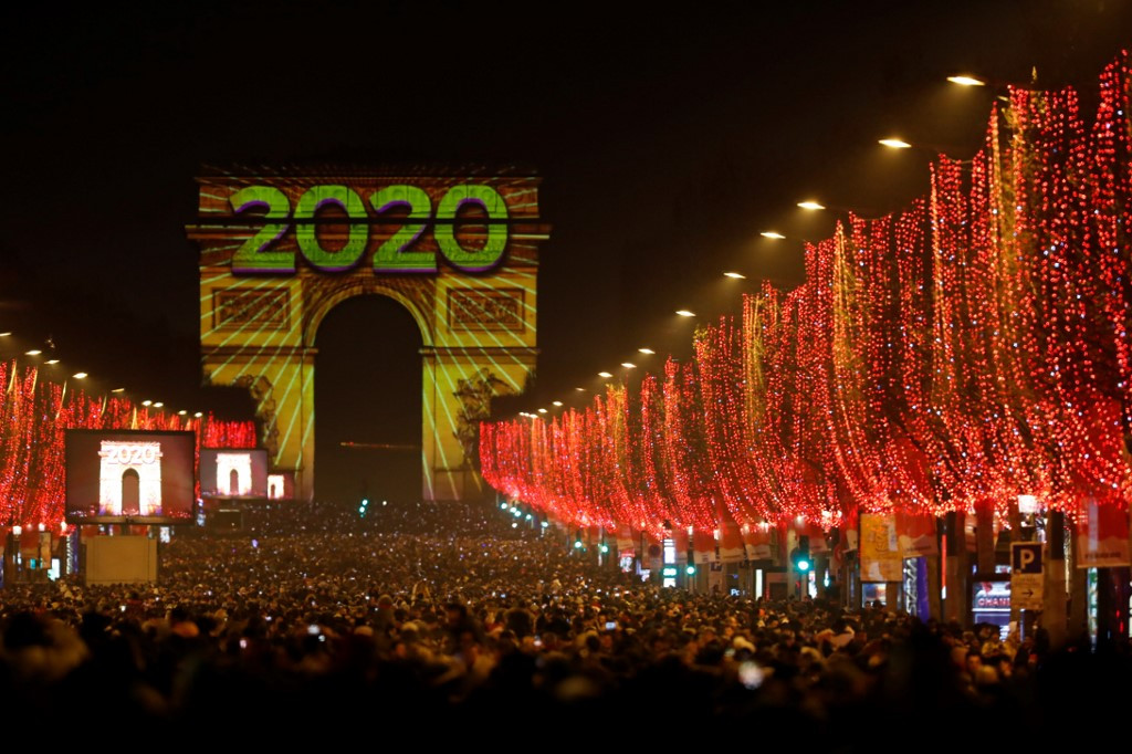 Fotó: AFP / Zakaria Abdelkafi A Champs-Élysées végén álló Diadalívnél éjfélkor fényjátékokban és tűzijátékban gyönyörködhettek az ünneplők