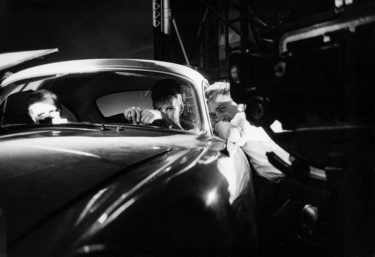 Forrás: AFP/Cineriz Francinex Otto e mezzo – 8 és 1/2, Fellini búcsúja a fekete-fehér filmtől az 1962-ben
készült önéletrajzi ihletésű mozi. A Mester Claudia Cardinalét instruálja, aki így emlékezett vissza a forgatásra: „Federico volt az első, aki azt akarta, hogy önmagam legyek. Elfogadta a hangomat is. Elbűvölten dolgoztunk, elvarázsolt bennünket a tehetsége, bár egyikünk sem látta soha a forgatókönyvet.” Cardinale mellett Mastroianni figyel