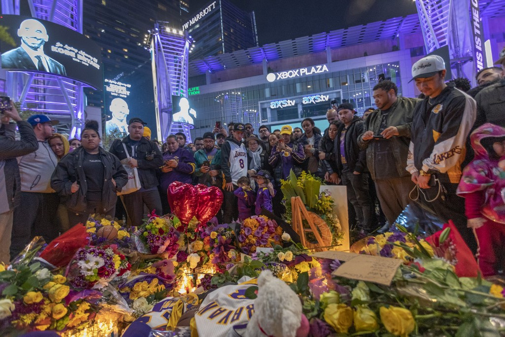 Gyászoló szurkolók a Lakers otthonánál, a Staples Centernél