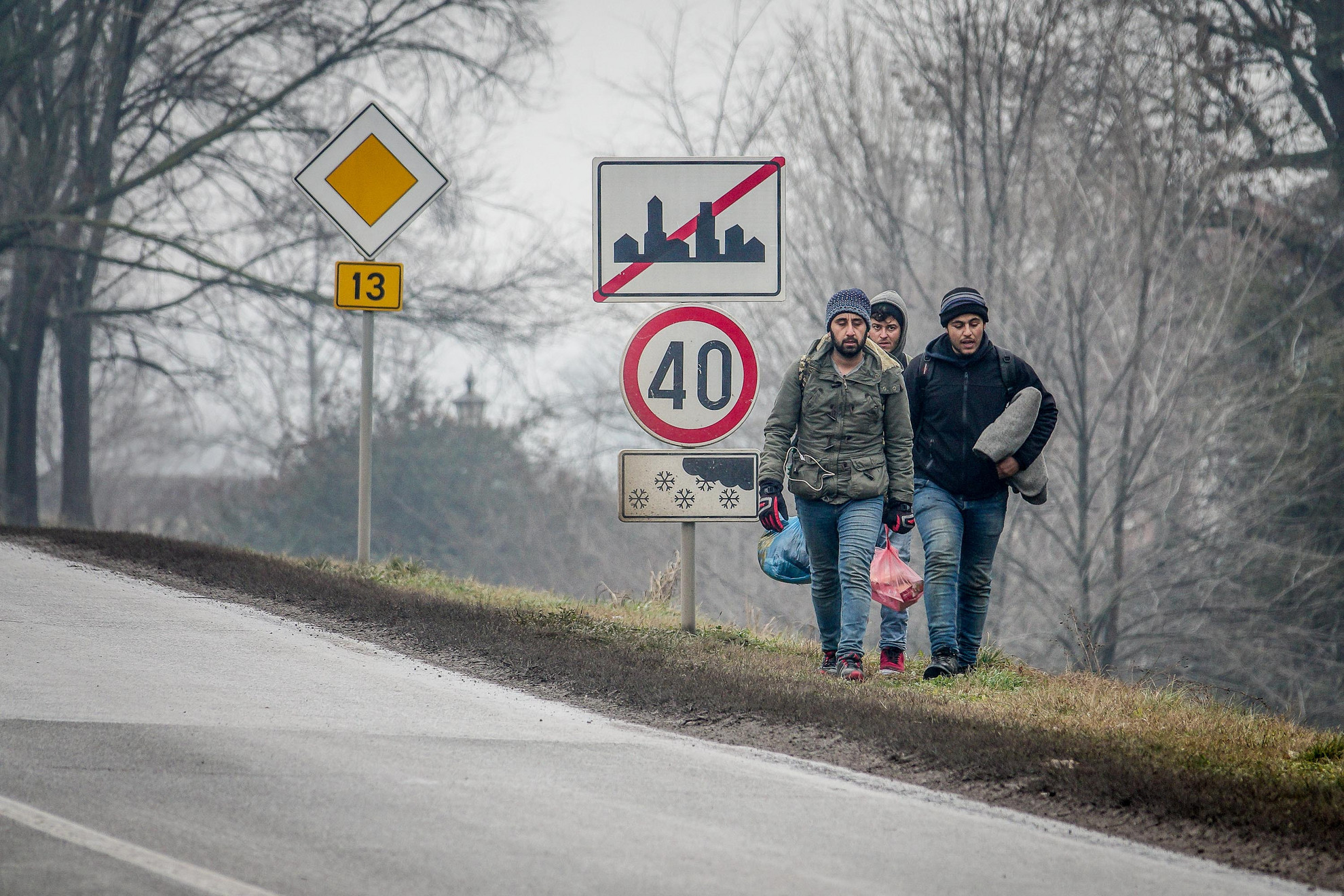 Magyarkanizsa északi határszélén kezdődik az az állami tulajdonban lévő erdő, ahol a migránsok egy része húzza meg magát. Innen járnak be a településre - ki csak céltalanul lófrálni, ki élelemért, vízért.