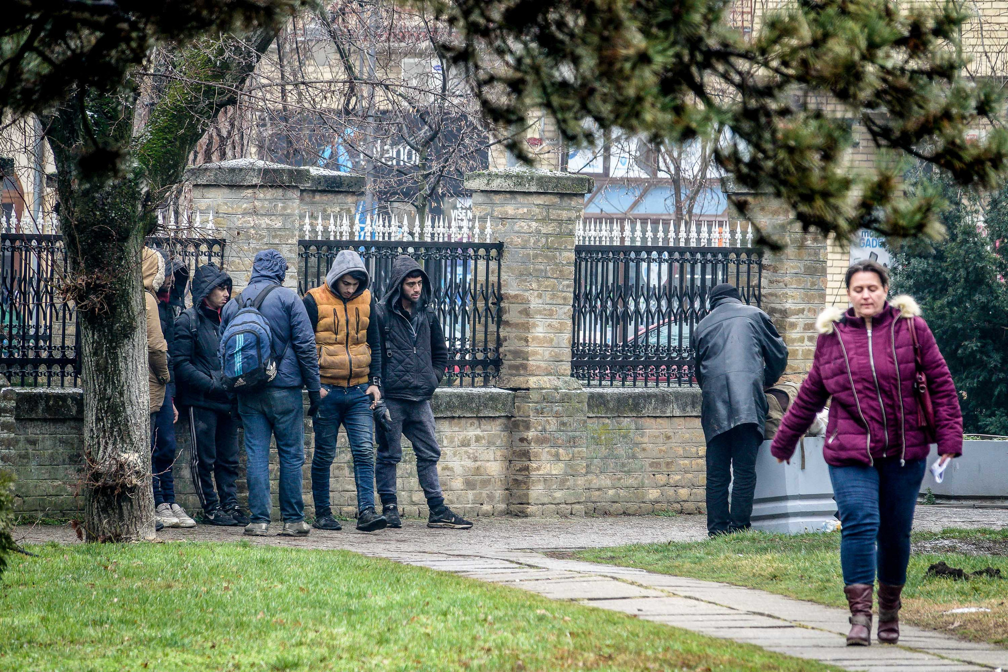 Az illegális bevándorlók előszeretettel álldogálnak-gyülekeznek az alapfokú oktatási- és közintézmények közelében. A lakosok gyermekeiket csoportosan hozzák viszik, s igyekeznek nem tudomást venni a jövevényekről.