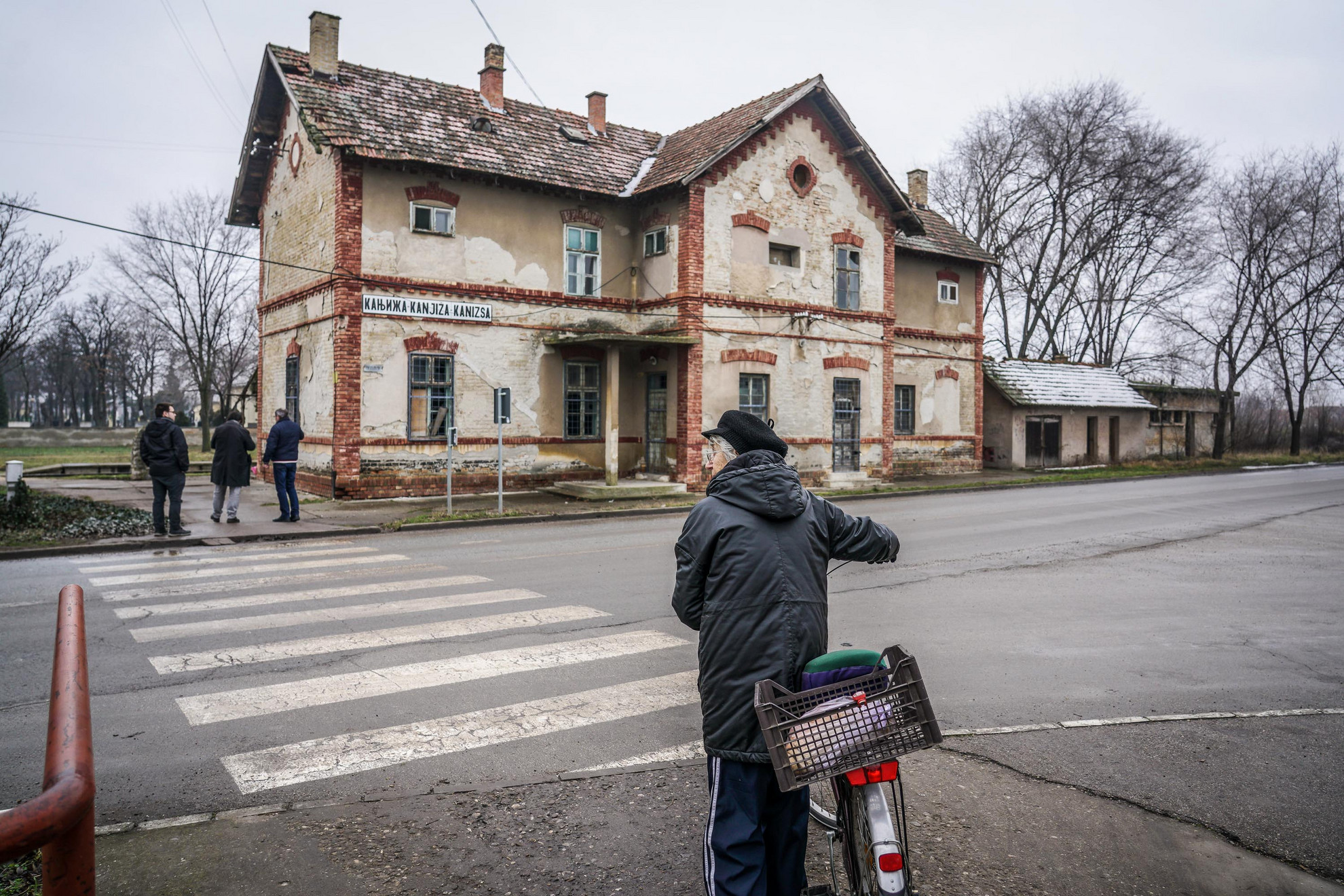 A hajdan szebb napokat látott vasútállomást sem kímélték a bevándorlók. A szobákban ahol lehetett feltépték a padlót, tüzet raktak a helységekben majd az ajándékba kapott ruhák nagy részét több köbméter szeméttel egyetemben hátra hagyva álltak odább. Az önkormányzat többször lezárta az objektumot -- mindhiába. A közelmúltban masszív rácsokat szereltek fel és hozzáfogtak a piszok és hulladékok eltakarításához.