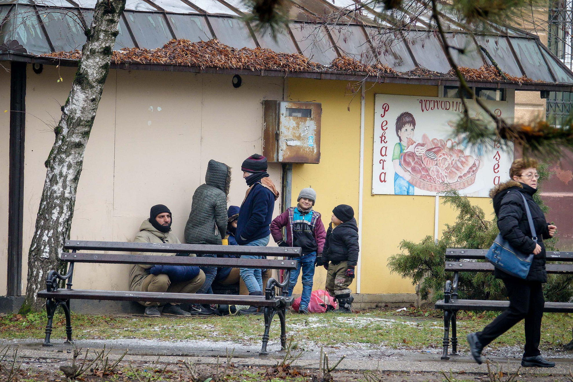 Bár akadnak köztük gyerekek és nők is az érkező csoportokban, nem ez a jellemző látvány. A csapatok döntő többsége magányos, huszonéves életerős férfi.