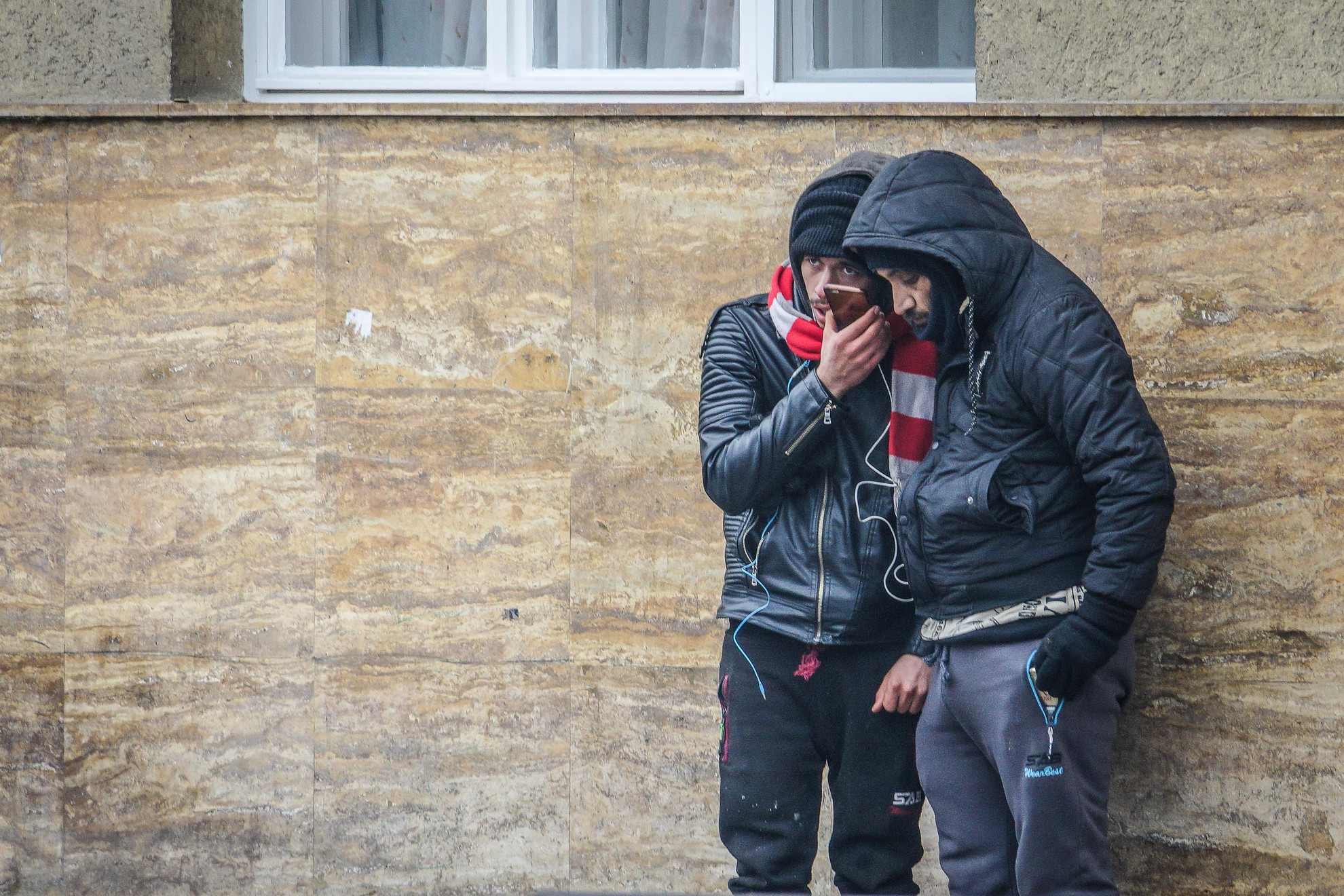 A helyi szlengben csak polgároknak hívott férfiak a legmodernebb telefonokkal vannak felszerelve, s szemmel láthatóan a pénzben sem szenvednek semmiféle hiányt. Azt, hogy kikkel egyeztetnek szinte megállás nélkül, természetesen nem árulják el.