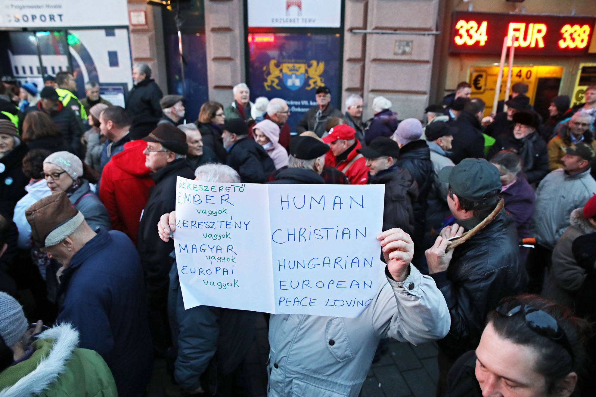 Fotó: MH/Purger Tamás A demonstráció elején ellentüntetők jelentek meg az Erzsébet körút túloldalán