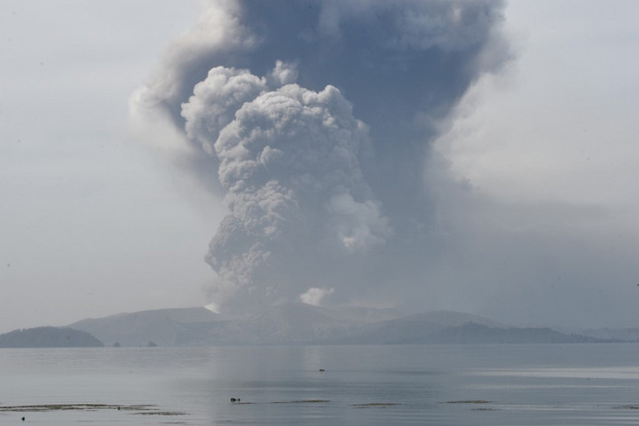 Kitört a Fülöp-szigeteki Taal vulkán