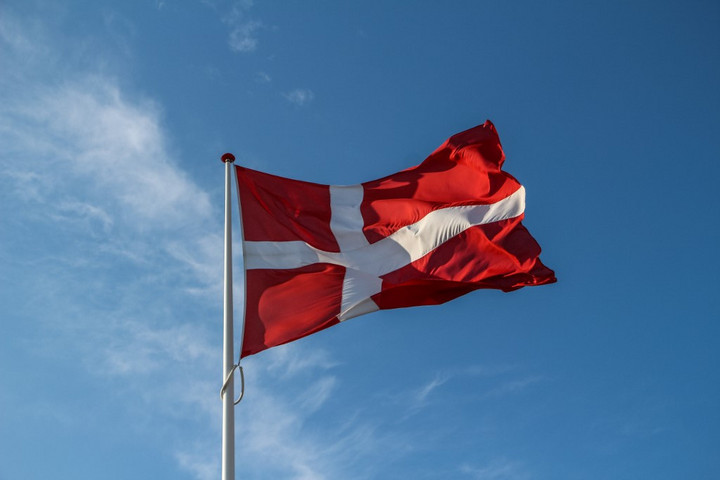 Dániában az anyagi terhek csökkentésével igyekeznek ellensúlyozni a magas energiaárakat