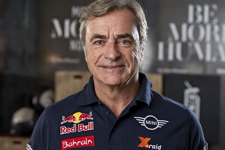 Feladta a viadalt a címvédő Sainz