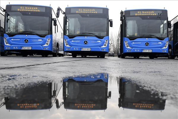 Fotó: MTI / Kovács Tamás Tarlós által megrendelt új buszokat adott át Karácsony Gergely
