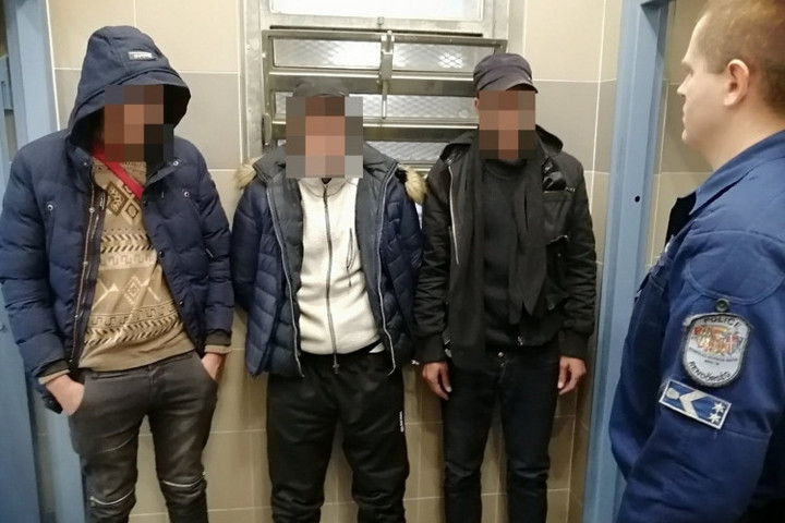 Fotó: police.hu Több mint 350 migráns próbált bejutni Magyarországra csak a hétvégén