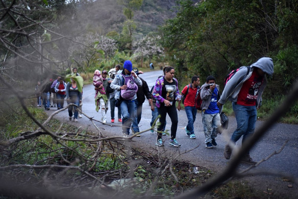 A hondurasi kormány szerint „gátlástalan politikusok” szervezik a migránskaravánokat