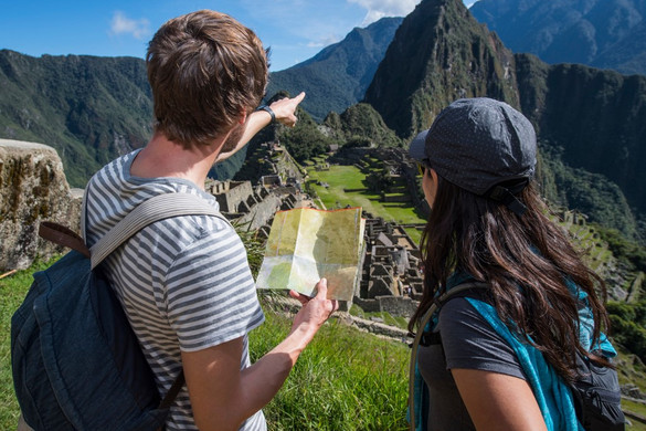 A Machu Picchut megrongáló turistákat utasítanak ki Peruból