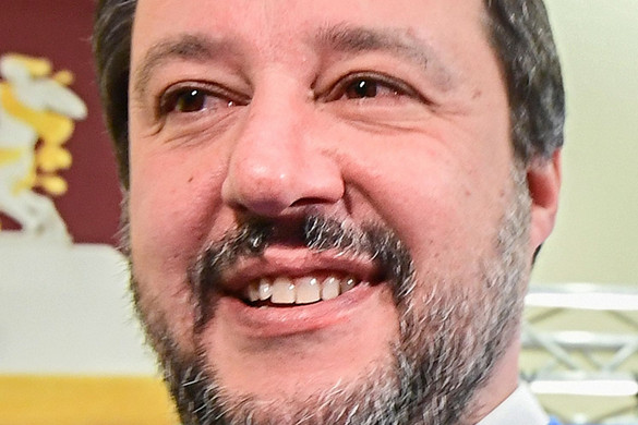 Túszejtésért jelenti fel az olasz kormányfőt Matteo Salvini