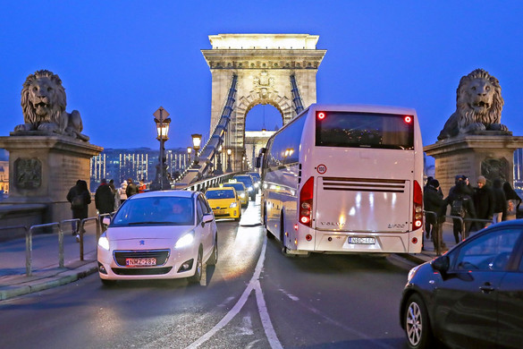 Kitiltják a Lánchídról a turistabuszokat és a teherautókat, a BKK-járatokat nem korlátozzák
