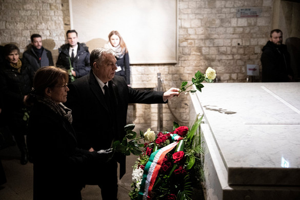 Orbán Viktor megkoszorúzta Lech Kaczynski síremlékét