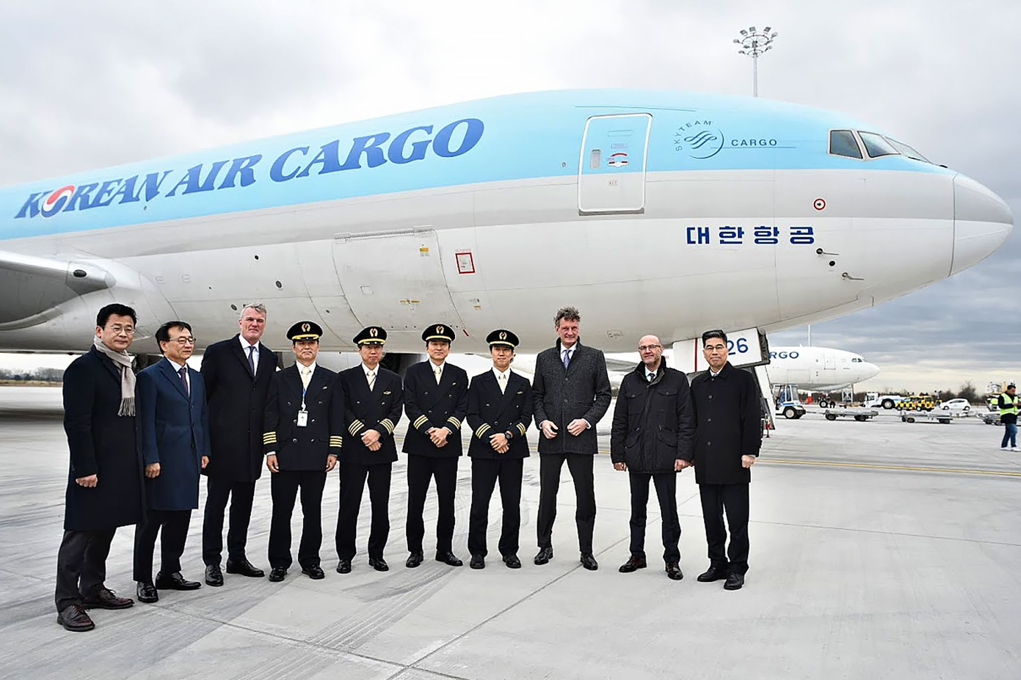 Korean cargo tracking. Пилоты korean Air. Korean Air основатель. Ручки пилотов korean Air. Пилоты корейских авиалиний.