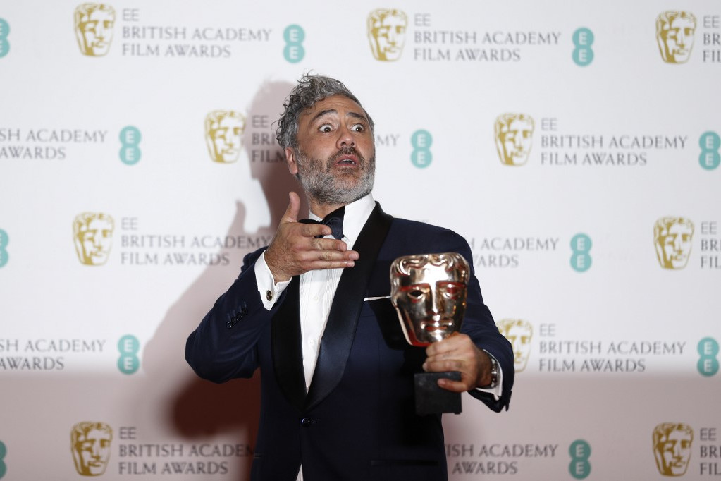 Fotó: AFP/ Adrian Dennis Taika Waititi a legjobb adaptált forgatókönyvért járó díjjal
