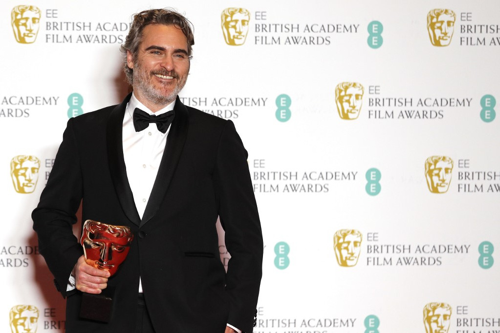 Fotó: AFP/ Adrian Dennis Joaquin Phoenix járulhatott a színpadra a londoni Royal Albert Hallban a legjobb férfi főszereplőnek járó díjért