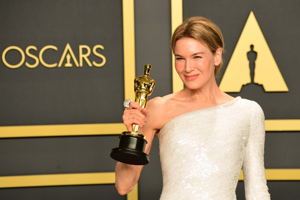 A Judy című életrajzi drámában nyújtott alakításáért Renée Zellweger vehette át a legjobb női főszereplőnek járó díjat