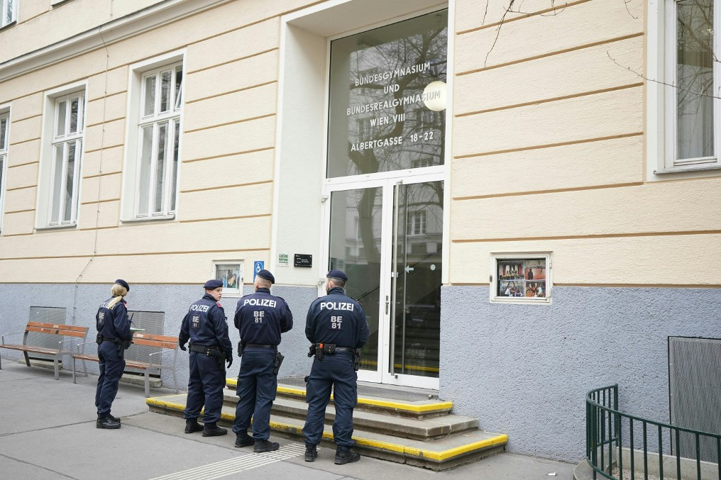 Fotó: GEORG HOCHMUTH / APA / AFP Rendőrök a kiürített bécsi gimnázium előtt