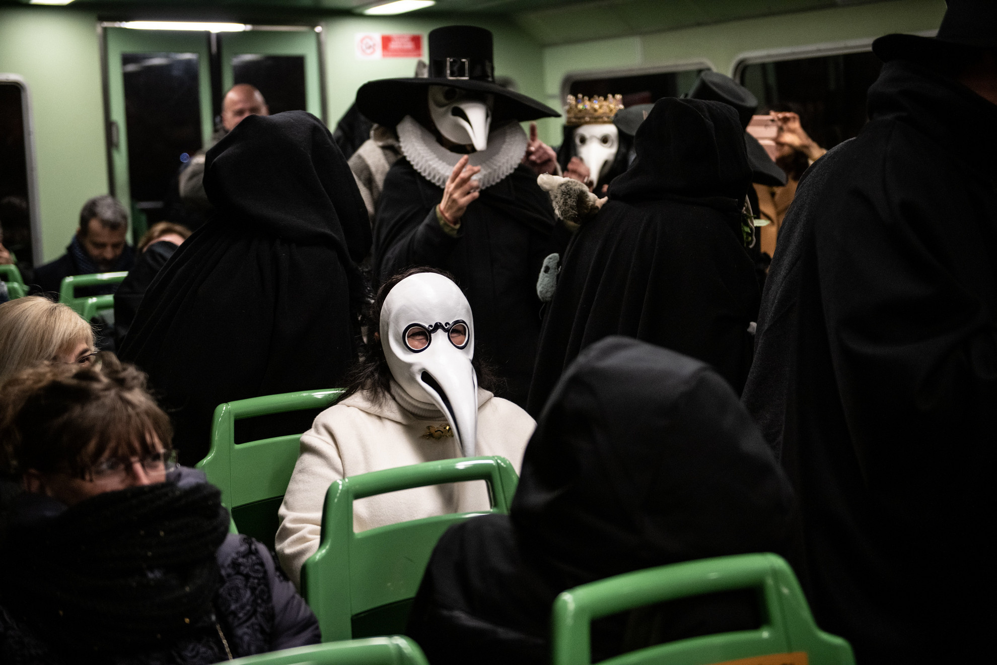Fotó: Giacomo Cosua / NurPhoto Pestisdoktornak öltözött bálozók utaznak tömegközlekedéssel a velencei karnevál vége előtt
