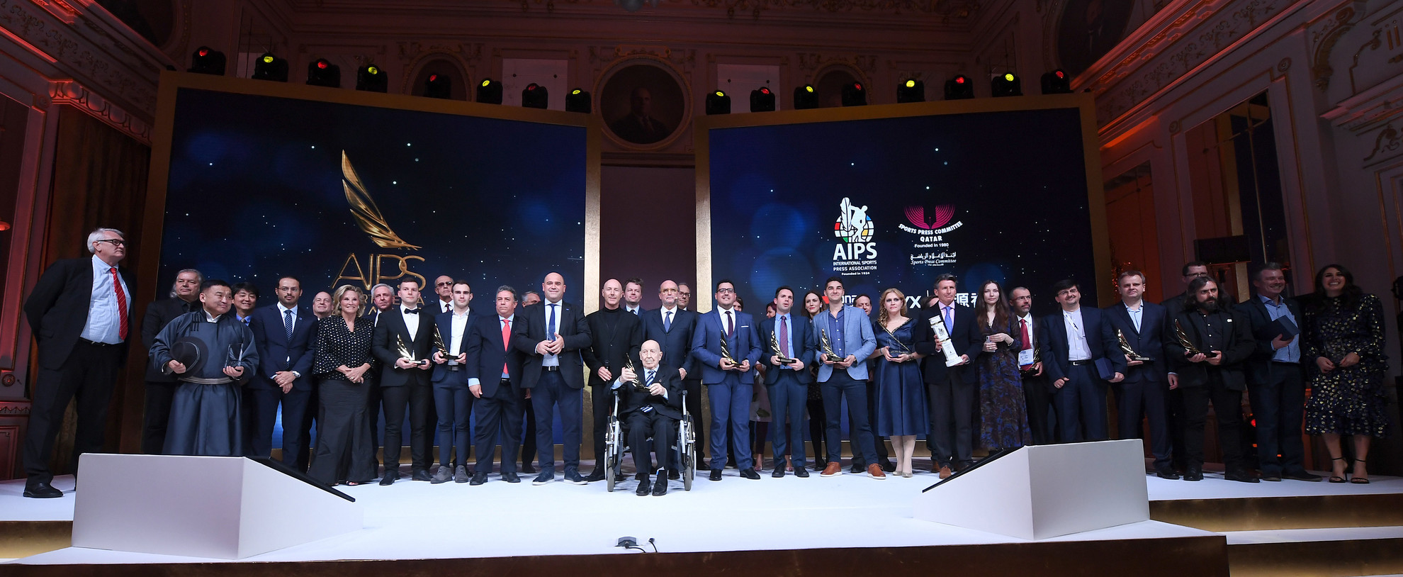 Fotó: MTI / Illyés Tibor A díjazottak és a díjátadók a Nemzetközi Sportújságíró Szövetség (AIPS) budapesti kongresszusa díjátadó gáláján a Corinthia hotelben