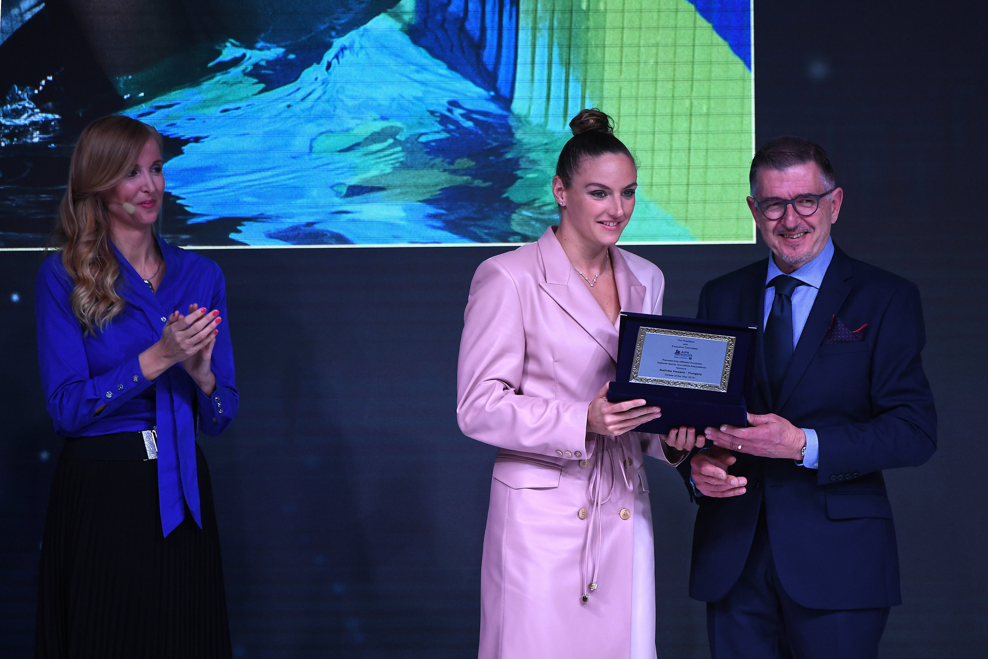 Fotó: MTI / Illyés Tibor Charles Camenzuli, a Nemzetközi Sportújságíró Szövetség (AIPS) főtitkára (j) átadta az év európai női sportolója díjat Hosszú Katinka háromszoros olimpiai bajnok úszónak az AIPS budapesti kongresszusa díjátadó gáláján a Corinthia hotelben