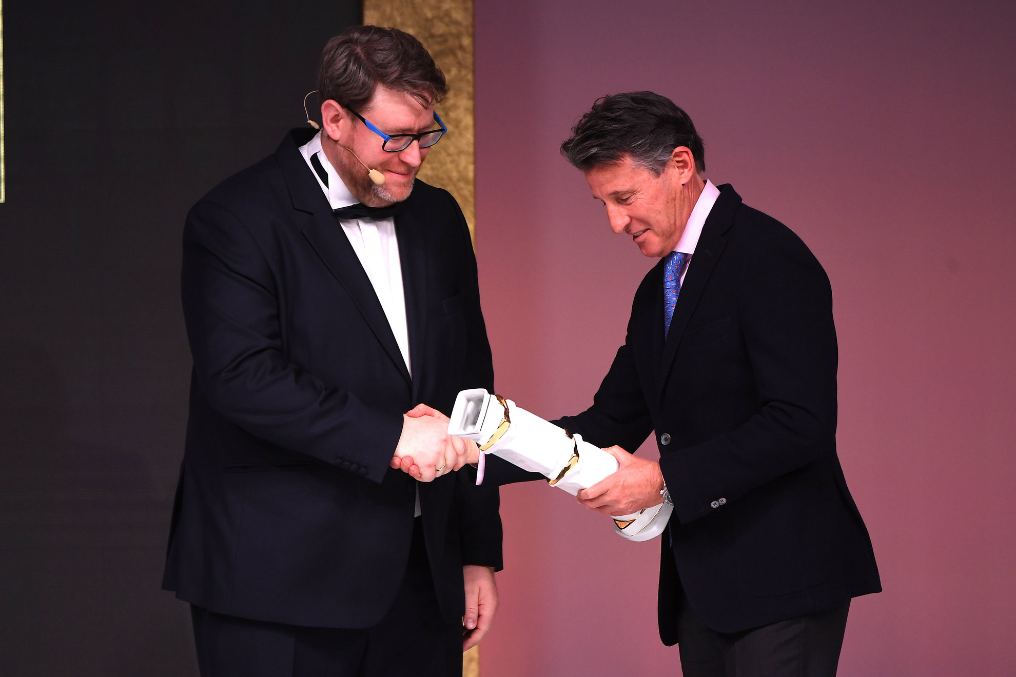 Fotó: MTI / Illyés Tibor Szöllősi György, a Magyar Sportújságírók Szövetségének (MSÚSZ) elnöke (b) átadja 2019 legjobb sajtóközpontjának járó elismerést Sebastian Coe-nak