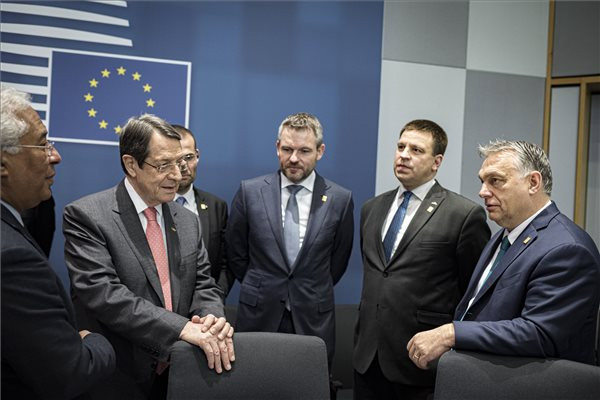 A Miniszterelnöki Sajtóiroda által közreadott képen Orbán Viktor miniszterelnök (j) a résztvevő miniszterelnökökkel egyeztet a rendkívüli uniós csúcstalálkozón Brüsszelben