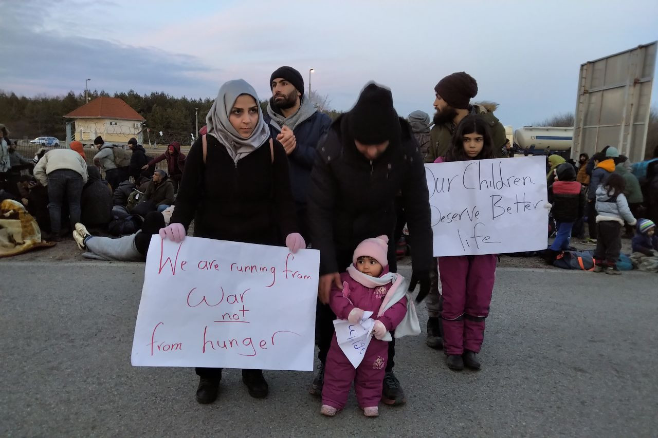 Fotó: Kovács Béla Nők és gyermekek is vannak a tömegben