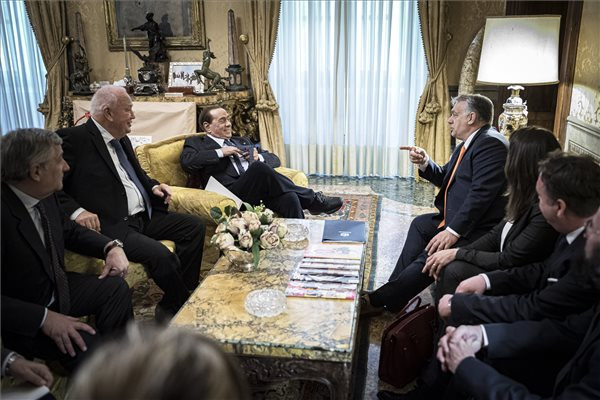 Orbán Viktor miniszterelnököt (j3) megbeszélést folytat Silvio Berlusconi volt olasz miniszterelnökkel, az ellenzéki jobbközép Forza Italia (Hajrá Olaszország) párt vezetőjével (b3) Rómában