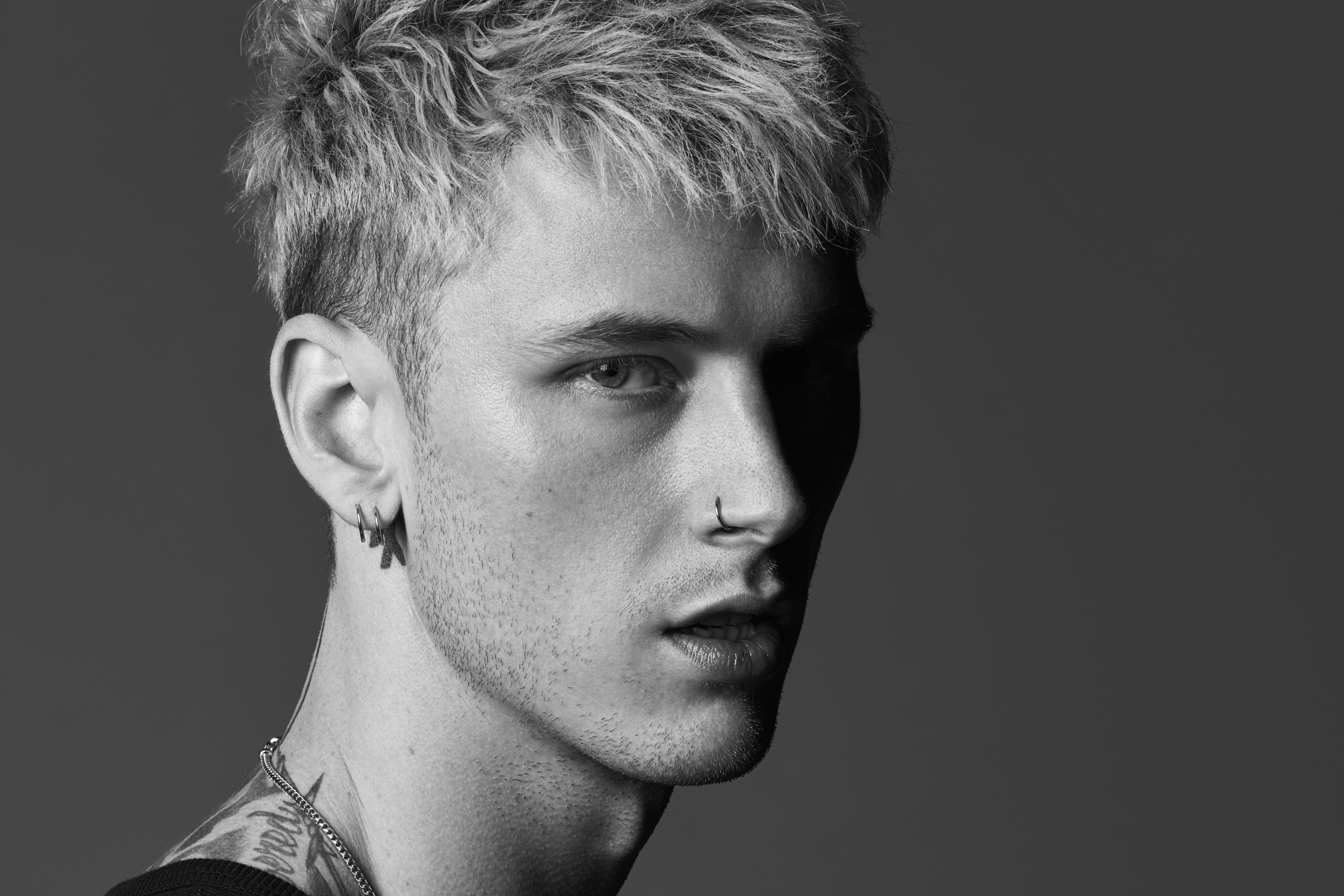 Мужские стрижки 2024. Machine Gun Kelly. Machine Gun Kelly 2020. Machine Gun Kelly стрижка. Прическа Machine Gun Kelly 2020.