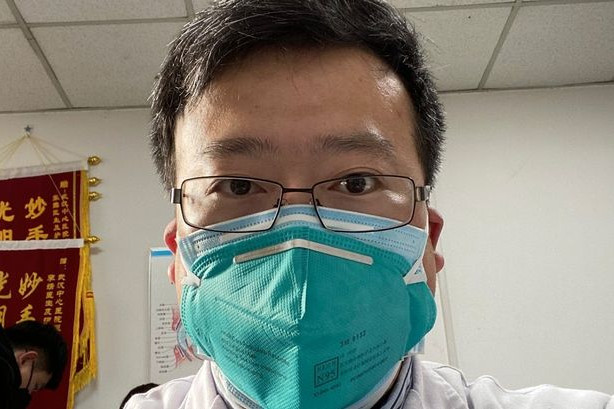 Belehalt a betegségbe a koronavírusra figyelmeztető kínai orvos
