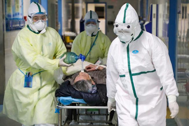 Súlyosan veszélyezteti a kínai egészségügyi dolgozókat a koronavírus