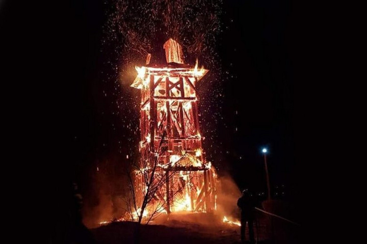 Fotó: Maros megyei tűzoltóság (szeke Leégett a székelyföldi Héderfája református templomának haranglábja