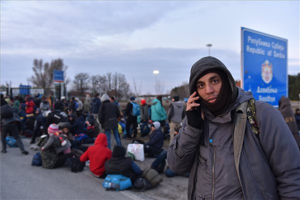 Fotó: MTI/Molnár Edvárd A magyar határra küldték a migránsokat