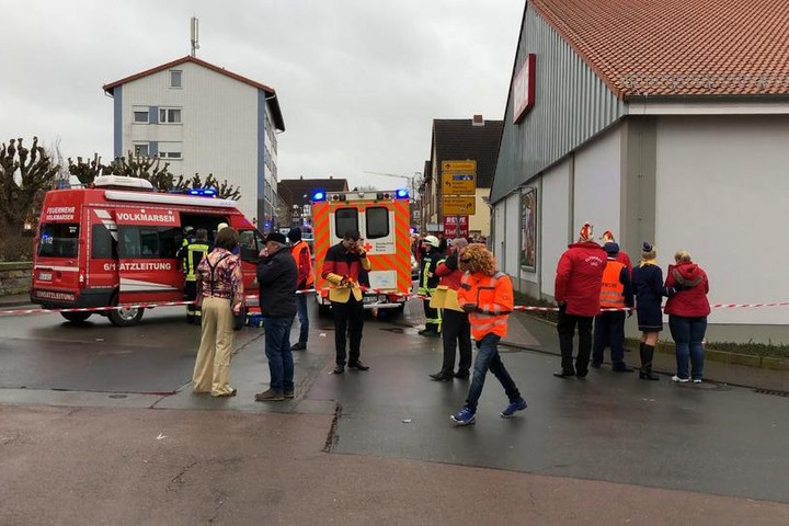 Fotó: Hessenschau.de A tömegbe hajtott egy autós egy németországi farsangi felvonuláson