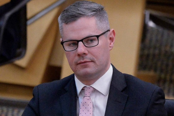 Tinédzser fiúnak üzengetett a skót pénzügyminiszter