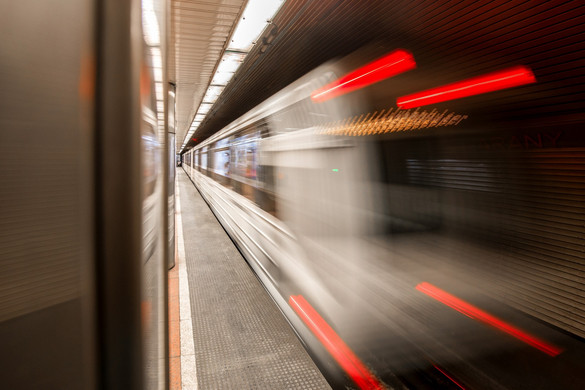 A Ferenciek terén és az Arany János utcánál márciustól nem áll meg a metró