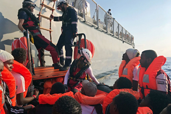 Harminc migránsnál mutatták ki a koronavírust egy szicíliai karanténhajón