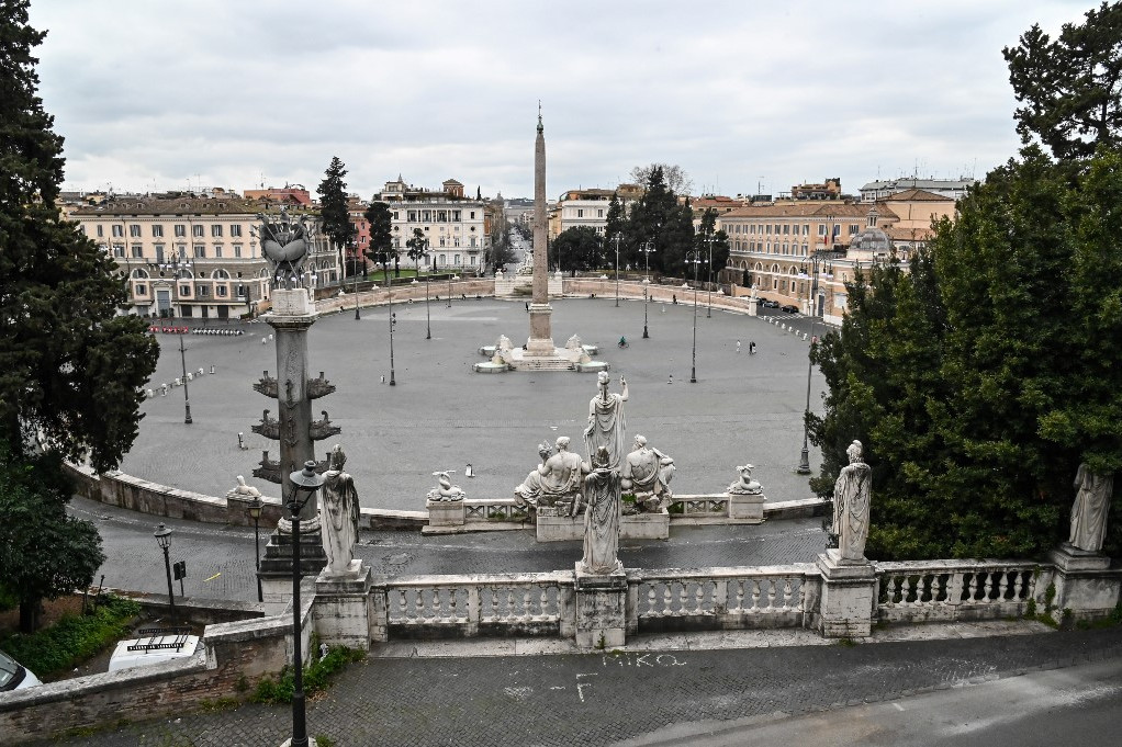 A Piazza del Popolo is teljesen kihalt, a nép jelenleg lakóhelyén tartózkodik