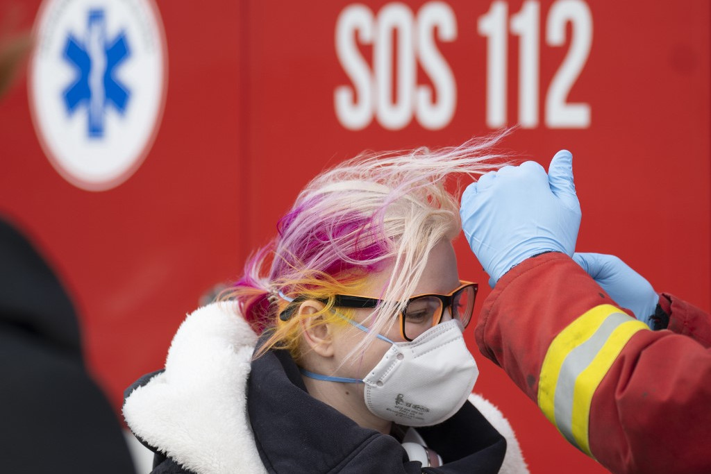 Fotó: JOE KLAMAR / AFP Szlovák egészségügyi dolgozók lázat mérnek
