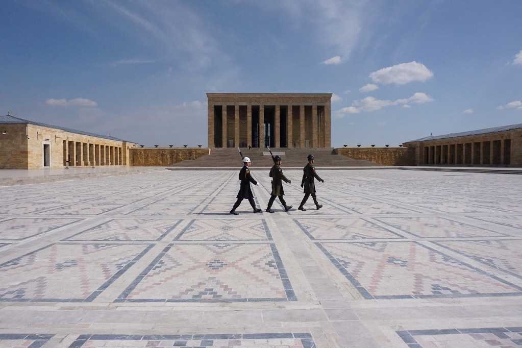 Fotó: Adem ALTAN / AFP Katonák masírozak az üres téren az Anıtkabir előtt