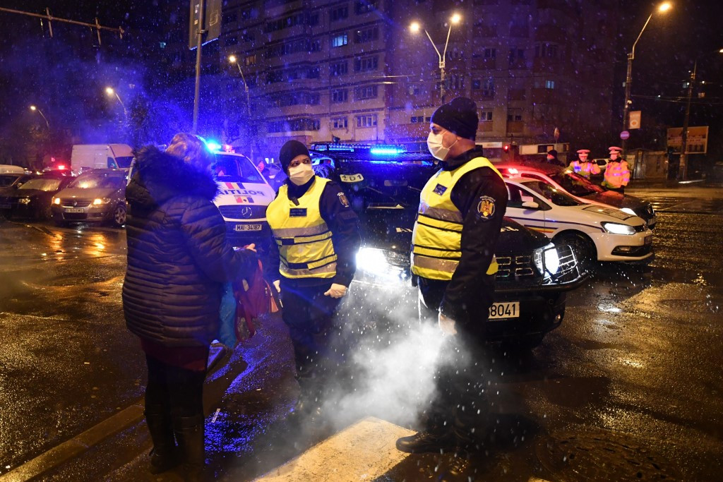 Fotó: Daniel MIHAILESCU / AFP Román rendőrök tartatják be a lakhelyelhagyási tilalmat