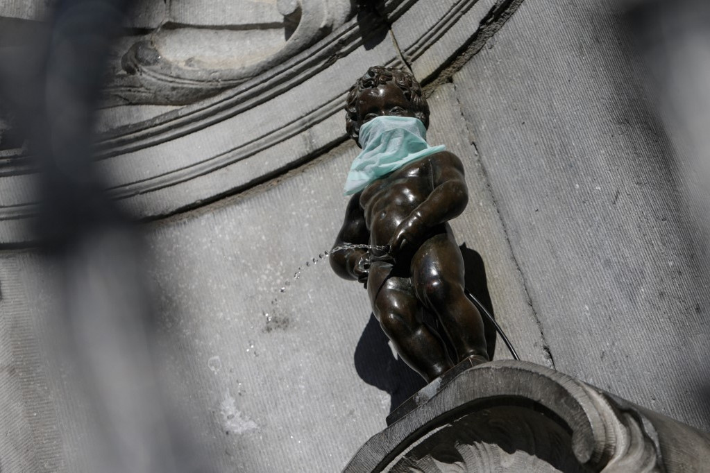 Fotó: Aris Oikonomou / AFP Orvosi maszk a Manneken Pis bronzszobron, Brüsszel egyik jelképén