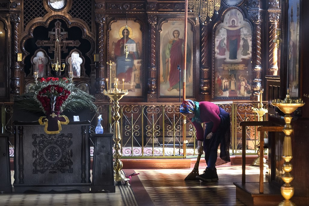 Fotó: Maxym Marusenko / NurPhoto / N Idős hölgy takarítja egy templom padlóját Kijevben 2019. március 25-én