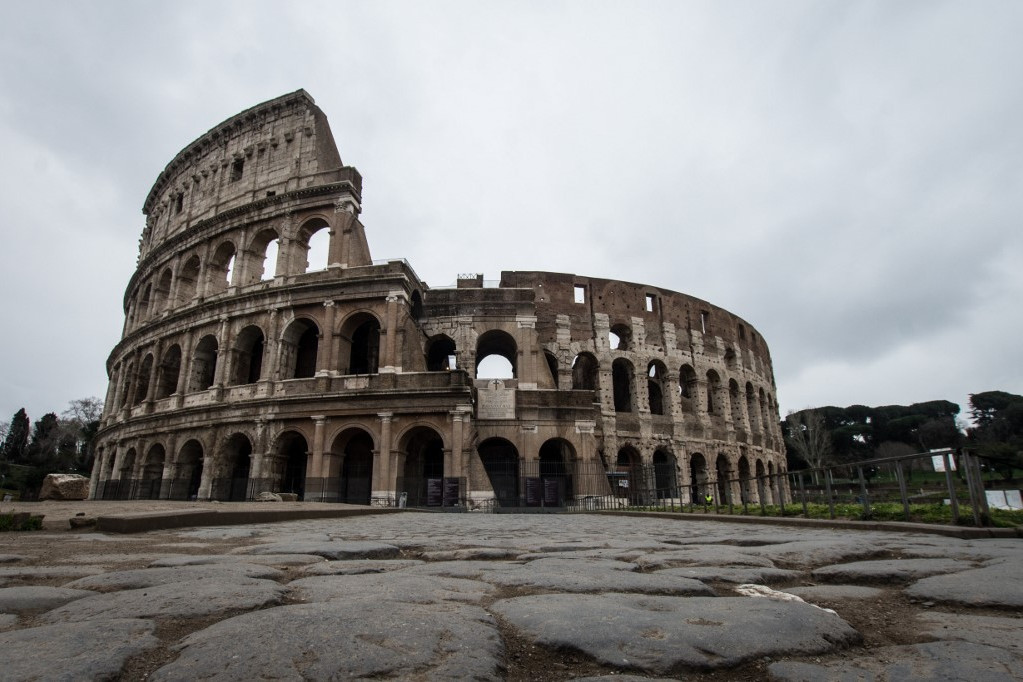 Fotó: Andrea Ronchini, Ronchini / Nu Róma vesz egy lélegzetet turisták nélkül, a Colosseumnál sincsenek nézelődő emberek