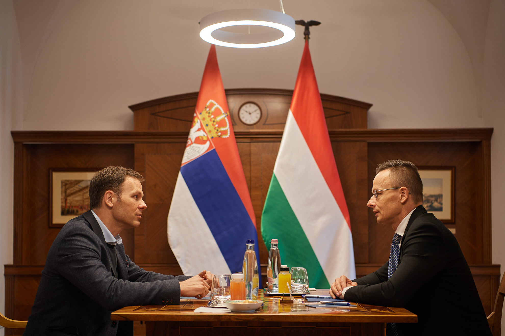 Sinisa Mali szerb pénzügyminiszter (b) és Szijjártó Péter külgazdasági és külügyminiszter tárgyal Budapesten, a Karmelita kolostorban